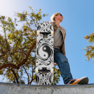 Yin & Yang Symbol Schwarz-Weiß-Tätowierstil Skateboard