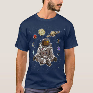 Yoga Astronaut meditiert im Weltraum und fühlt sic T-Shirt