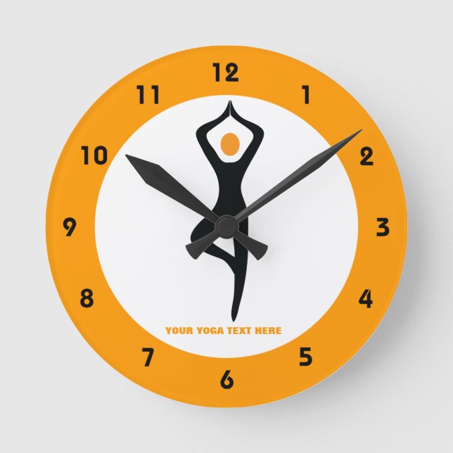 Yoga-Baum-Pose schwarz, orange, kundenspezifisch Runde Wanduhr (Vorderseite)