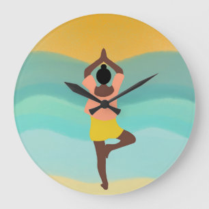 Yoga bei Sonnenaufgang am Meer Große Wanduhr
