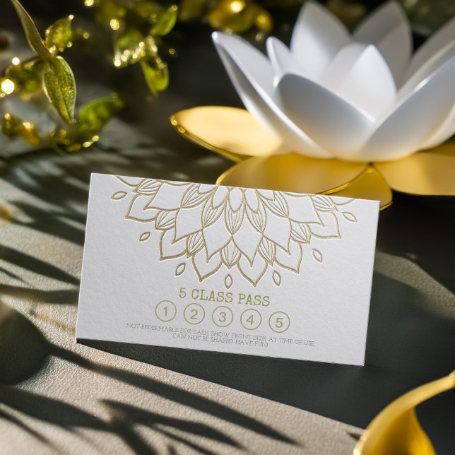 Yoga Class Pass White Gold Embossa Mandala Floral Treuekarte (Von Creator hochgeladen)