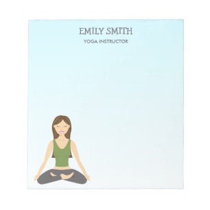 Yoga-Frau in Lotus-Pose und Yoga-Lehrertext Notizblock