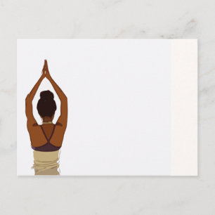 Yoga-Frau streckt ihre Arme aus Postkarte