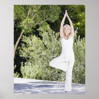 Yoga-Frauen auf Patio Poster