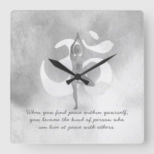 YOGA Instructor Meditation Tree Pose Om Sign Quote Quadratische Wanduhr