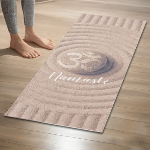 YOGA Instructor Zen OM Symbol Pebble auf Raked San Yogamatte