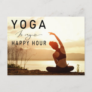 Yoga ist meine Happy Hour Frau beim Yoga posierend Postkarte