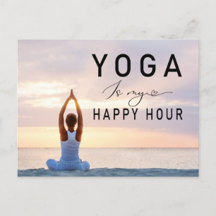 Yoga ist meine Happy Hour Frau in der Yoga-Pose Postkarte
