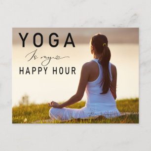 Yoga ist meine Happy Hour Woman posiert Yoga Postkarte
