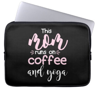 Yoga Lover | Diese Mama läuft auf Kaffee und Yoga Laptopschutzhülle