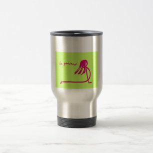 Yoga-Mädchen ist anwesende Kaffee-Tasse Reisebecher