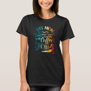 Yoga Meditation Diese Mama läuft auf Kaffee und Yo T-Shirt