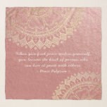 Yoga Meditation Lehrer Pink Gold Mandala Zitat Schal<br><div class="desc">Yoga Fitness Studio / Meditation Instructor / Personal Trainer / Life Coach / Heiler / Reiki Master / Massage Therapy Quotes Scarf. Moderne schicke Imitate Gold Foil Blütenblätter Mandala Symbole auf rosa goldenen Foil Hintergrund. "Wenn du Frieden in dir selbst findest, wirst du zu der Art von Person, die in...</div>