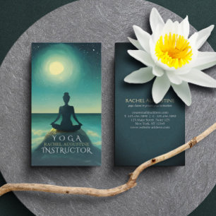 Yoga-Meditationspose auf Felsen Vollmond Sterne Na Visitenkarte