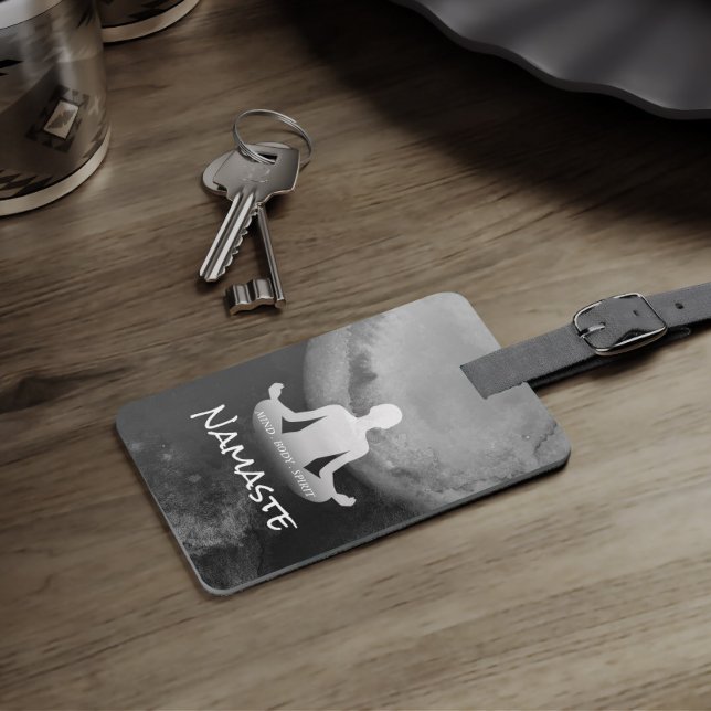 Yoga Medizin Instruktor Sukhasana Pose Zen Sign Gepäckanhänger (Von Creator hochgeladen)