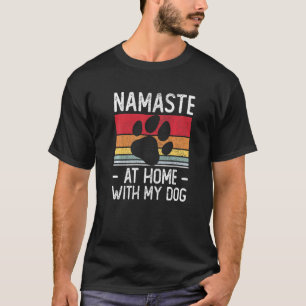 Yoga Namaste Zuhause mit meinem Hund T-Shirt