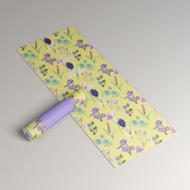 Yoga para mujer con flores sobre amarillo yogamatte (Von Creator hochgeladen)