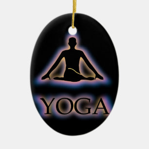 Yoga-Pose, die in dunkles Kuhgesicht gomukhasana Keramikornament
