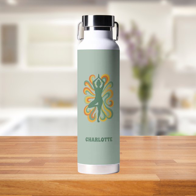 Yoga-Pose-Retro-Swirls Name Salbeigrün Trinkflasche (Von Creator hochgeladen)