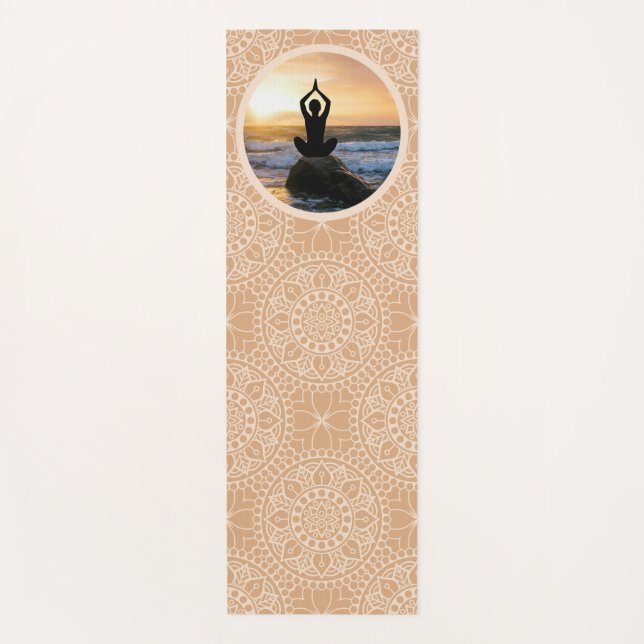 Yoga Pose Rocky Ocean Shore Gemustert Yogamatte (Vorderseite)