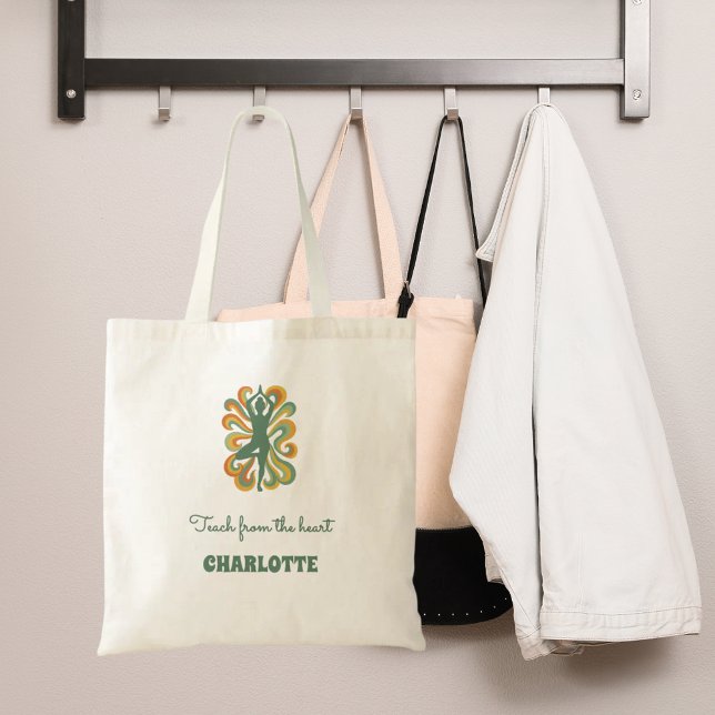 Yoga pose swirls green orange name slogan retro tragetasche (Von Creator hochgeladen)