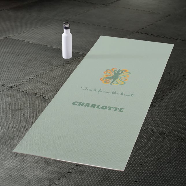 Yoga pose swirls retro green orange name slogan yogamatte (Von Creator hochgeladen)