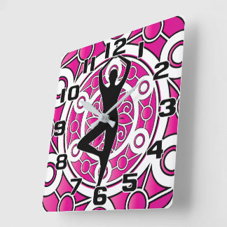Yoga Pose Tree Ornamental Pink Mandala Quadratische Wanduhr