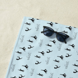 Yoga-Posen und Textmuster auf blau Strandtuch