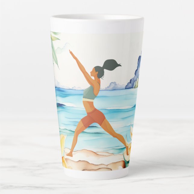 Yoga-Position am Strand  Milchtasse (Vorderseite)
