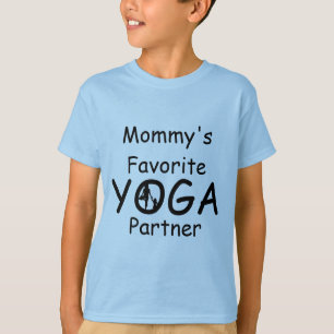 Yoga scherzt das yoga-Partner-Jungen der Mama T-Shirt