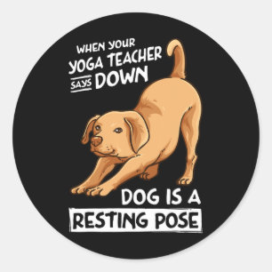 Yoga-Übung Hund ist eine Ruhepose für Männer Fraue Runder Aufkleber