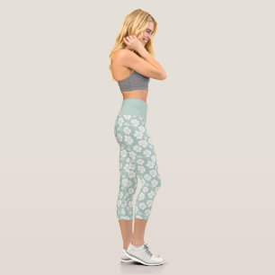 Yogaübung von Pastel Mint Green White Florals Capri Leggings