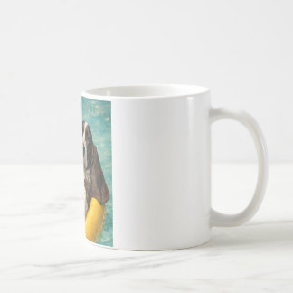 Yogi the Basset Hound Chilling at the Pool Mug Kaffeetasse