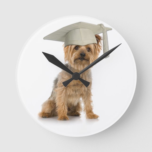 Yorkie Dog mit Abschluss Hat Runde Wanduhr (Vorderseite)