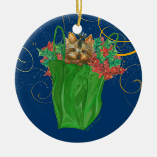 Yorkie in einer Weihnachtstasche Keramik Ornament