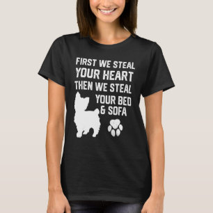 Yorkie stiehlt Ihr Herz, stiehlt Ihr Bett und Sofa T-Shirt