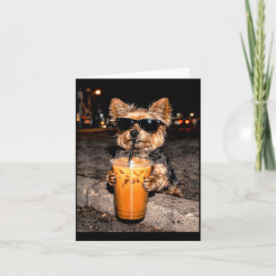Yorkie trinkt eisgekühlten Kaffee Lustiger Yorkie- Karte