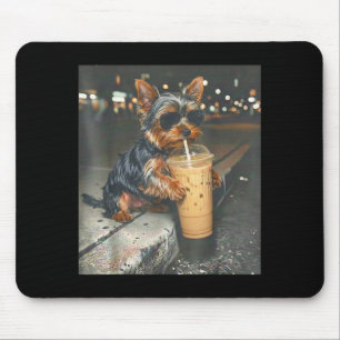 Yorkie trinkt Eiskaffee lustiger Tier-Meme Hund Mousepad