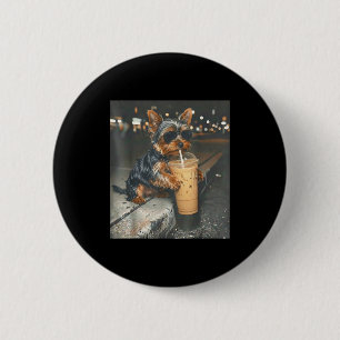 Yorkie trinkt kalten Kaffee lustiges Tier-Meme-Hun Button
