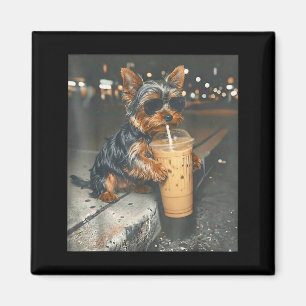 Yorkie trinkt kalten Kaffee lustiges Tier-Meme-Hun Magnet