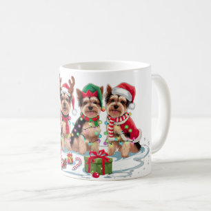 Yorkie-Weihnachtsmannmütze gegen die Weihnachtsbel Kaffeetasse