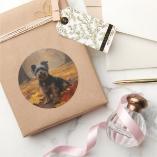 Yorkipoo im Herbstfall Inspiriert Runder Aufkleber