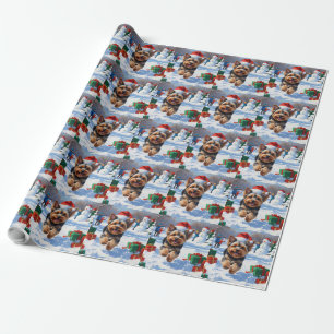 Yorkipoo läuft im Schnee mit Weihnachtshut Geschenkpapier