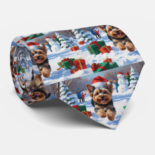 Yorkipoo läuft im Schnee mit Weihnachtshut Krawatte