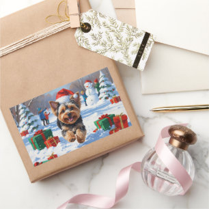 Yorkipoo läuft im Schnee mit Weihnachtshut Rechteckiger Aufkleber