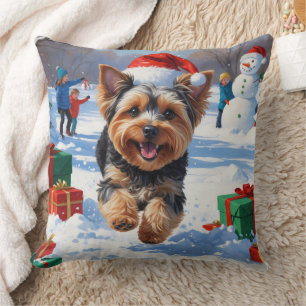 Yorkipoo läuft im Schnee mit Weihnachtsmütze Kissen