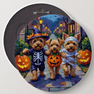 Yorkipoo-Süßigkeiten-Sammeln in Halloween-Kostümen Button