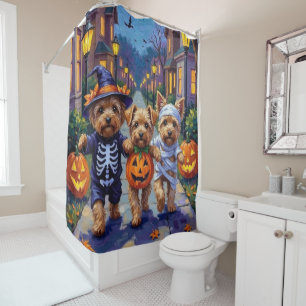 Yorkipoo-Süßigkeiten-Sammeln in Halloween-Kostümen Duschvorhang