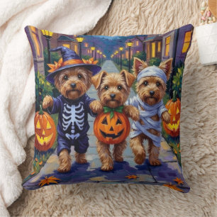 Yorkipoo-Süßigkeiten-Sammeln in Halloween-Kostümen Kissen