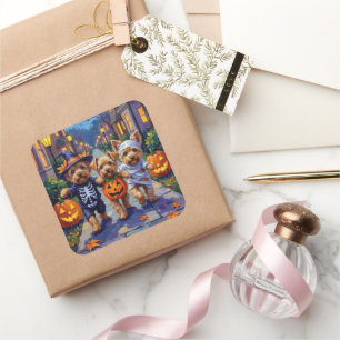 Yorkipoo-Süßigkeiten-Sammeln in Halloween-Kostümen Quadratischer Aufkleber